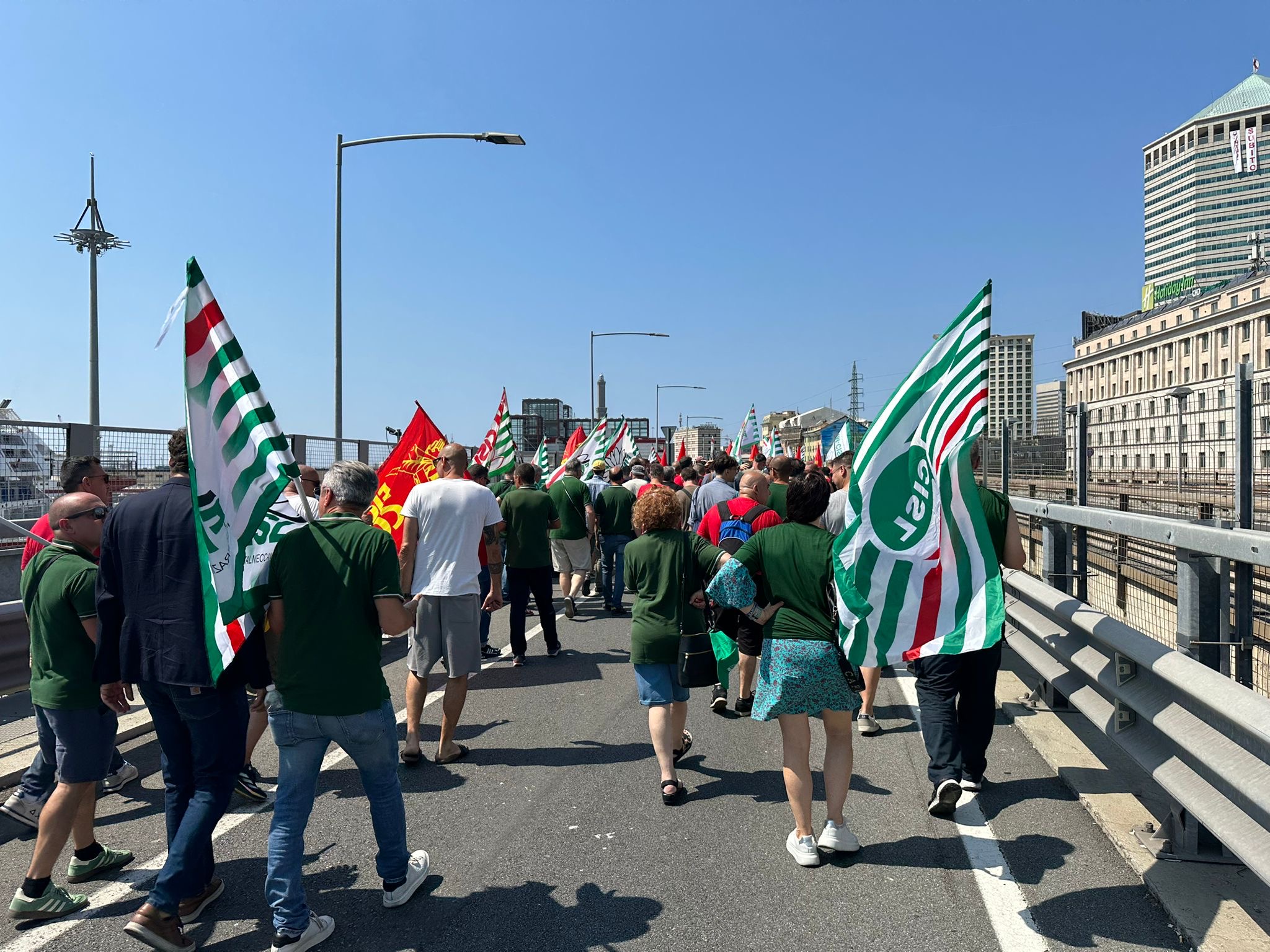 Sciopero, corteo e presidio a Genova: Sopraelevata chiusa e poi riaperta