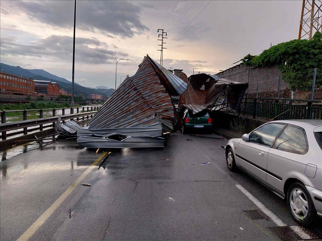 Temporale con tuoni, fulmini e grandinata a Genova: decine di interventi dei vigili del fuoco