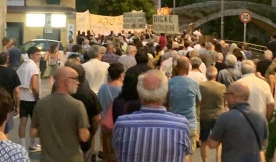 Badalucco, no alla diga: in centinaia a protestare contro l'infrastruttura