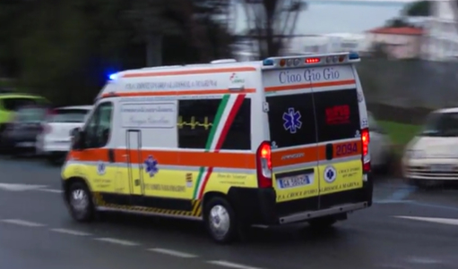 Genova, causa un incidente e fugge: fermata auto straniera, 2 feriti