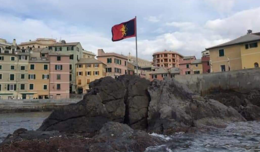 Bandiera Genoa a Boccadasse: mercoledì raduno dei tifosi