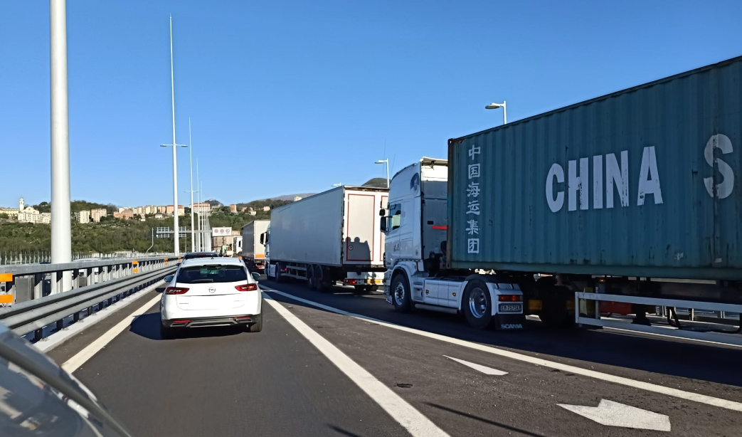 Caos autostrade, A10 critica tra cantieri e incidenti