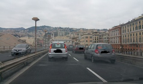 Genova, scooterista scivola in sopraelevata