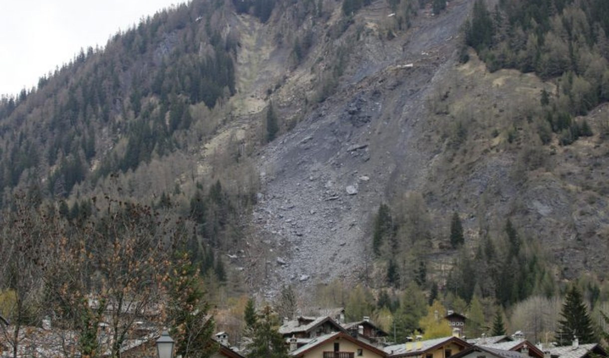 Frana in Val Ferret, paura per i turisti liguri: Courmayeur senz'acqua potabile