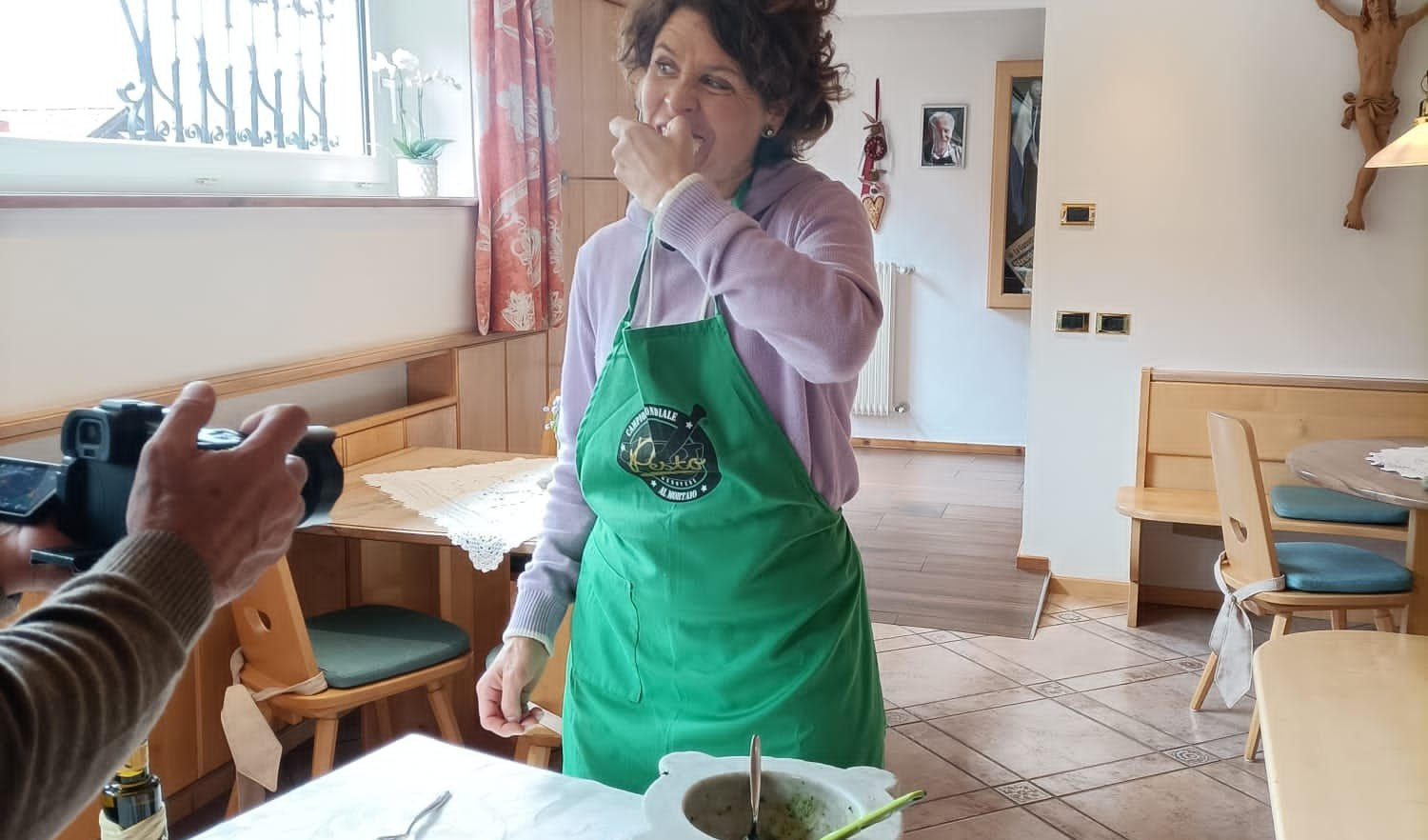 Una donna jet in cucina: Isolde Kostner fa il pesto a Primocanale
