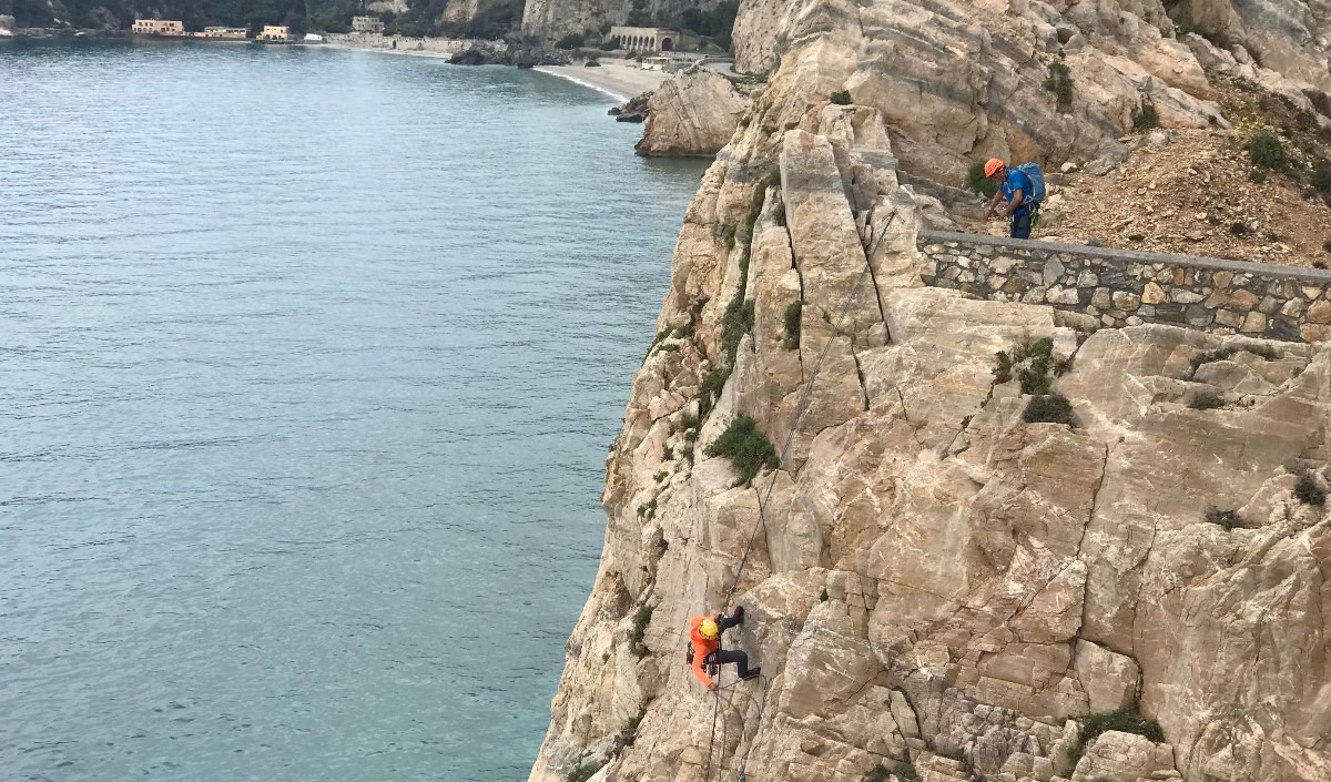 Viaggio in Liguria tra alta cucina e segreti dell'arrampicata sul mare