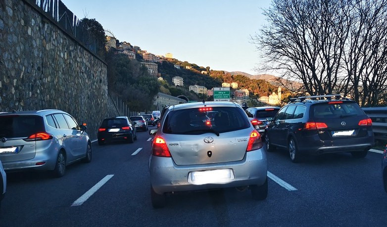 Caos autostrade, lunedì di code tra i cantieri liguri