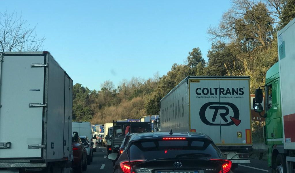 Caos autostrade, in A10 sabato di lunghe code per lavori