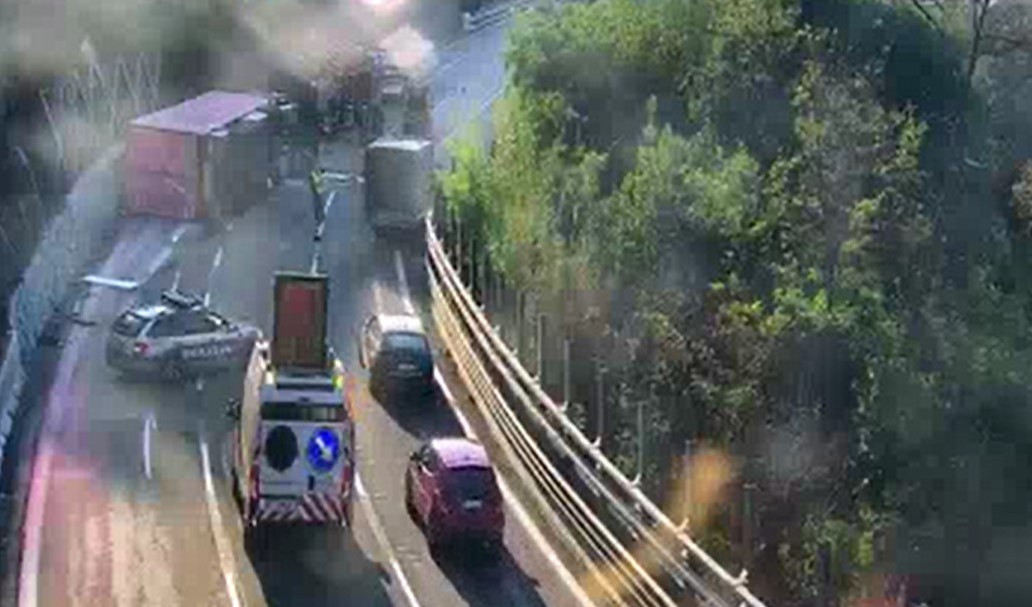 Caos autostrade, cisterna si ribalta: chiusa A10 tra Varazze e Arenzano