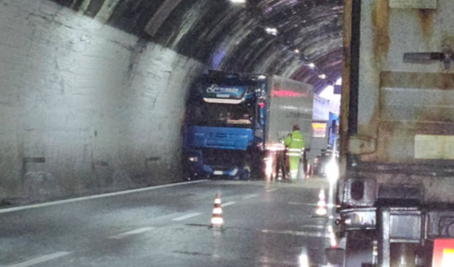 Scontro tra camion in area di cantiere a Celle: mattinata infernale sulla A10