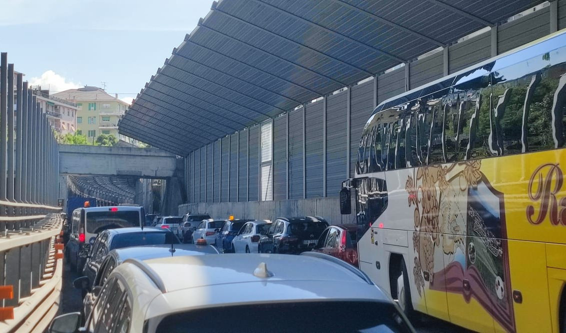 Camion ribaltato in A10: autostrada chiusa da Pegli ad Aeroporto, traffico bloccato