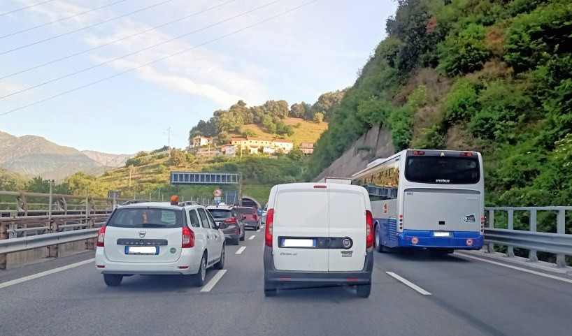 Auto in coda in autostrada