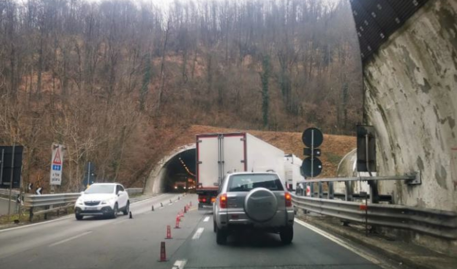 A26, incidente nel cambio di carreggiata: lunghe code