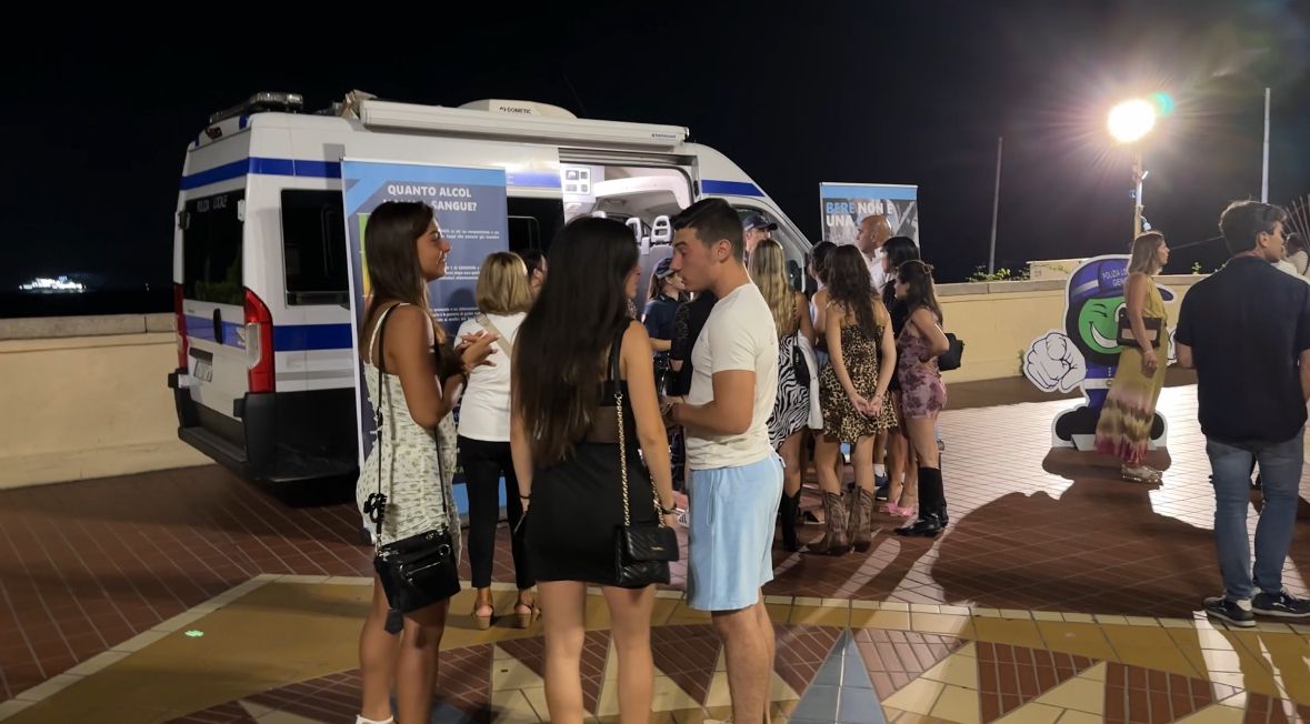 I giovani in coda per eseguire volontariamente l’alcol test
