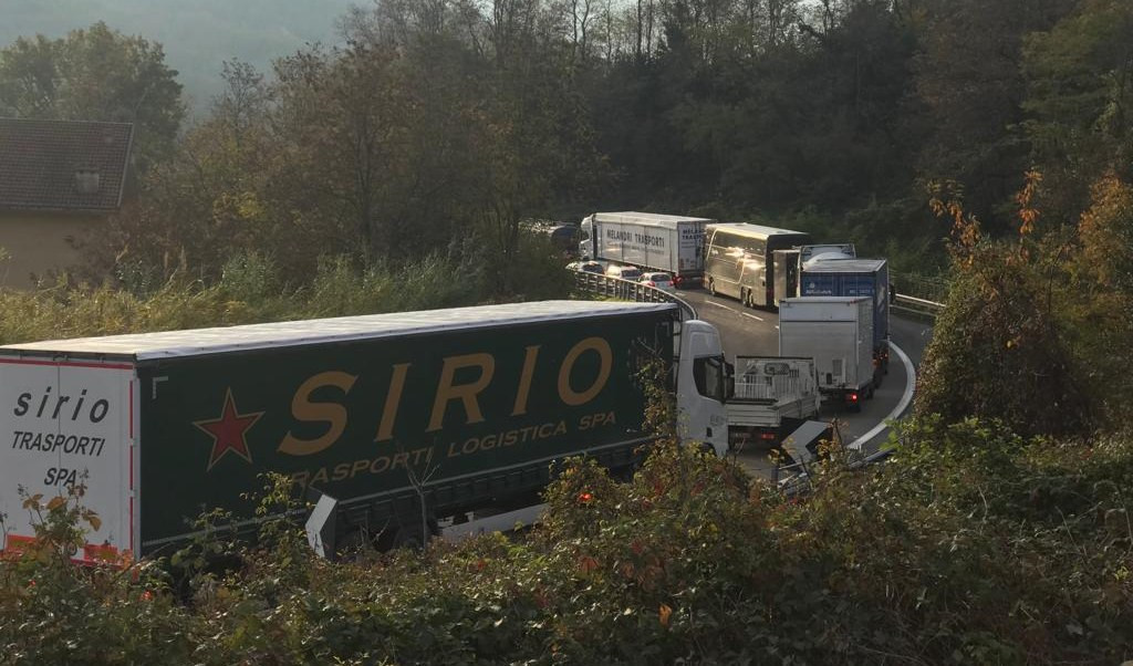 Caos autostrade, 2 incidenti in A10 e A7 tra pioggia e cantieri