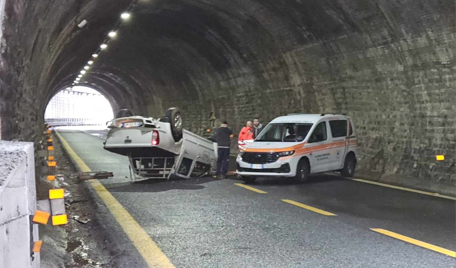 Auto si cappotta in galleria in A7 a Genova: mattina di coda