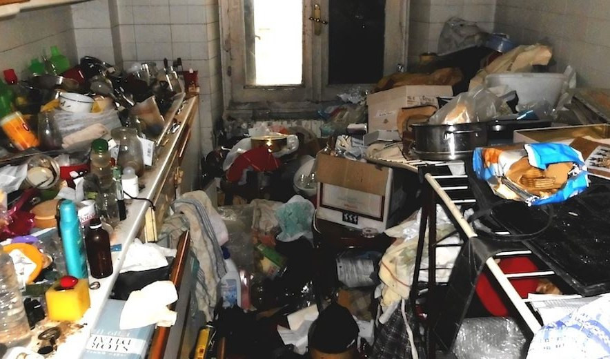 Genova, polizia scopre casa tugurio di un accumulatore seriale
