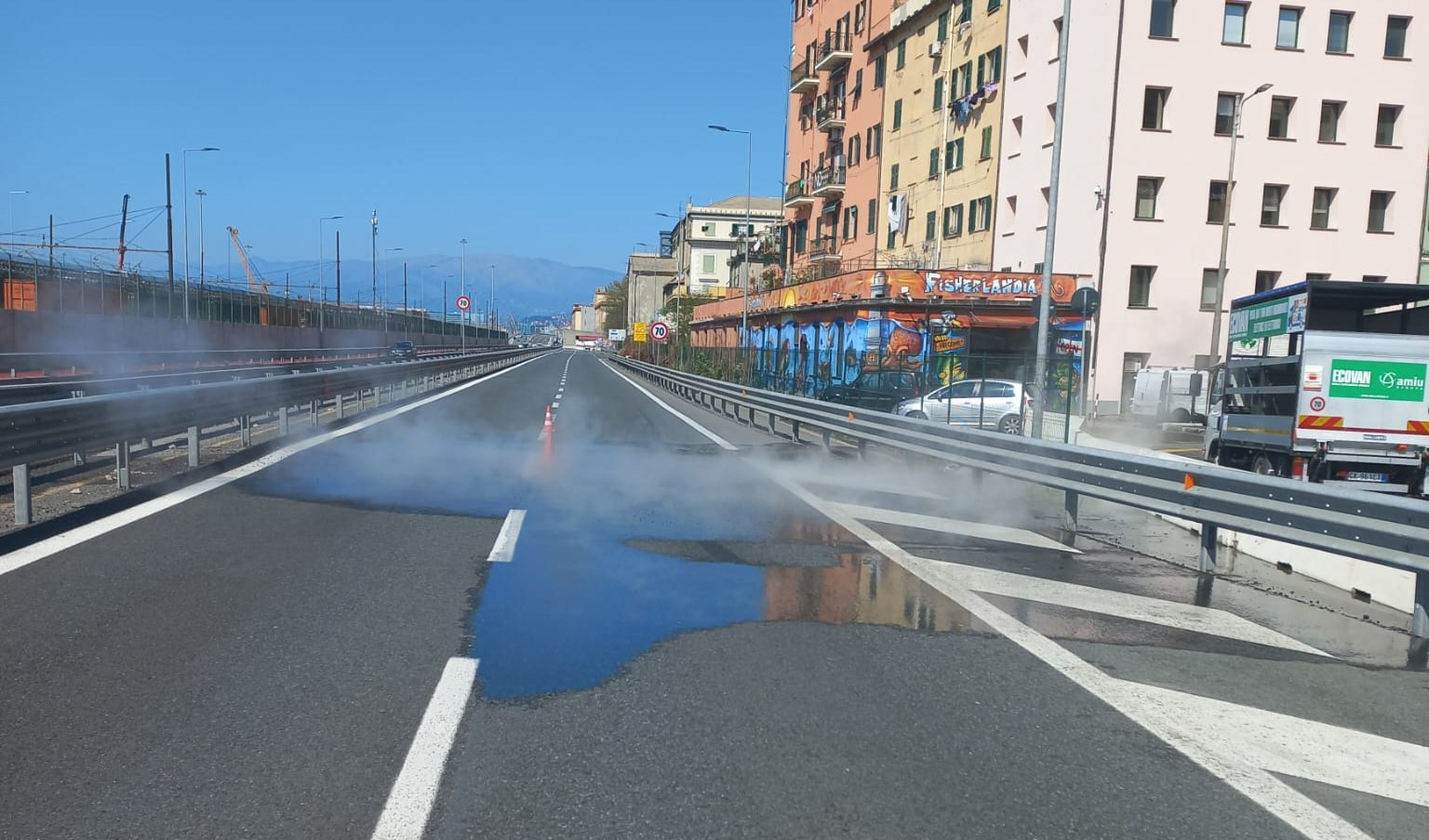 Genova, tubo si rompe in lungomare Canepa: acqua bollente in strada