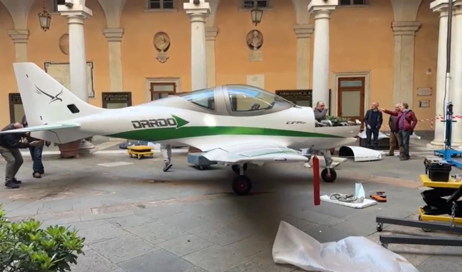 Genova, un aereo nel cortile di Palazzo Tursi: ecco perché