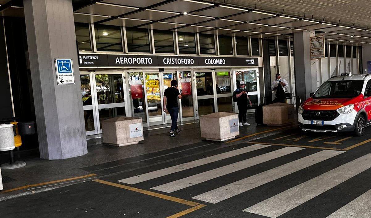 Vittima di malore in aeroporto: salvato con il massaggio cardiaco