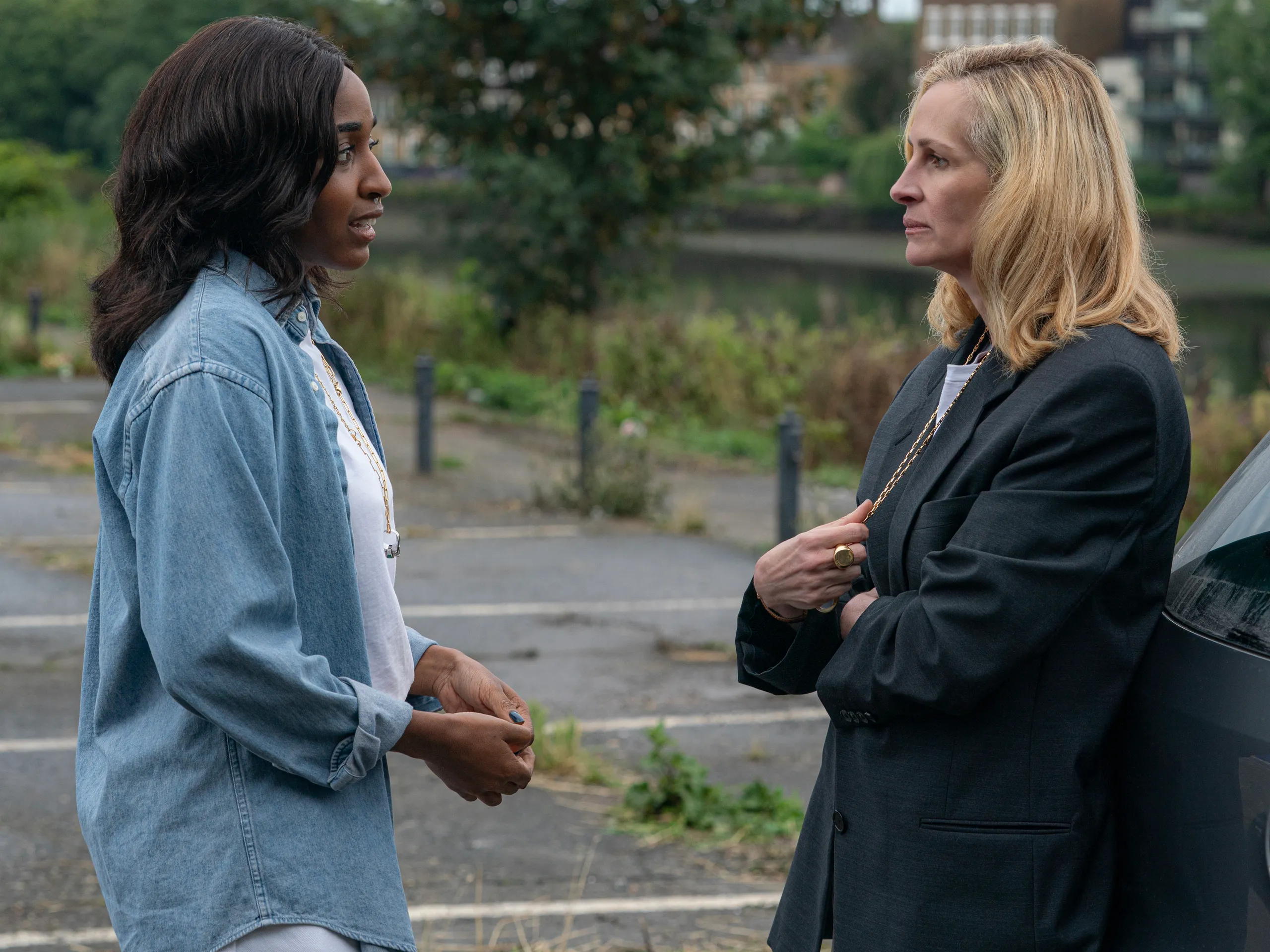 Julia Roberts e Ayo Edebiri in una scena di 'After the hunt - Dopo la caccia'