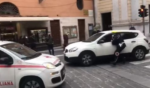 Si oppone alla sanzione e fugge trascinando un agente: caos a Rapallo