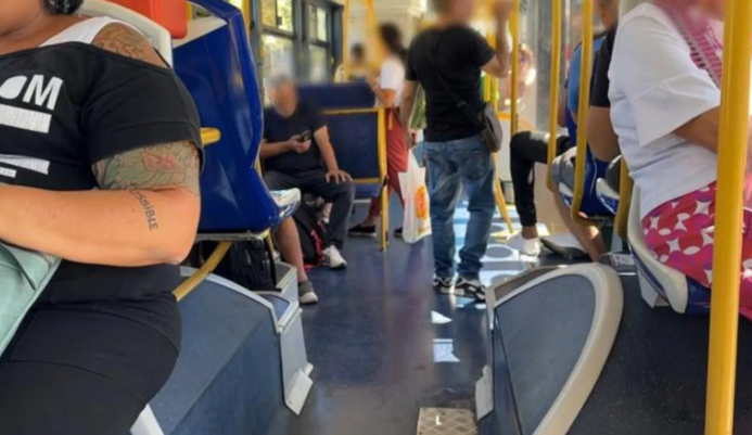 Gli chiede di abbassare la voce, lui le sferra un pugno in faccia: violenza su autobus a Sampierdarena