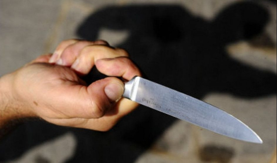 Tre coltellate alla schiena, follia in strada a Marassi