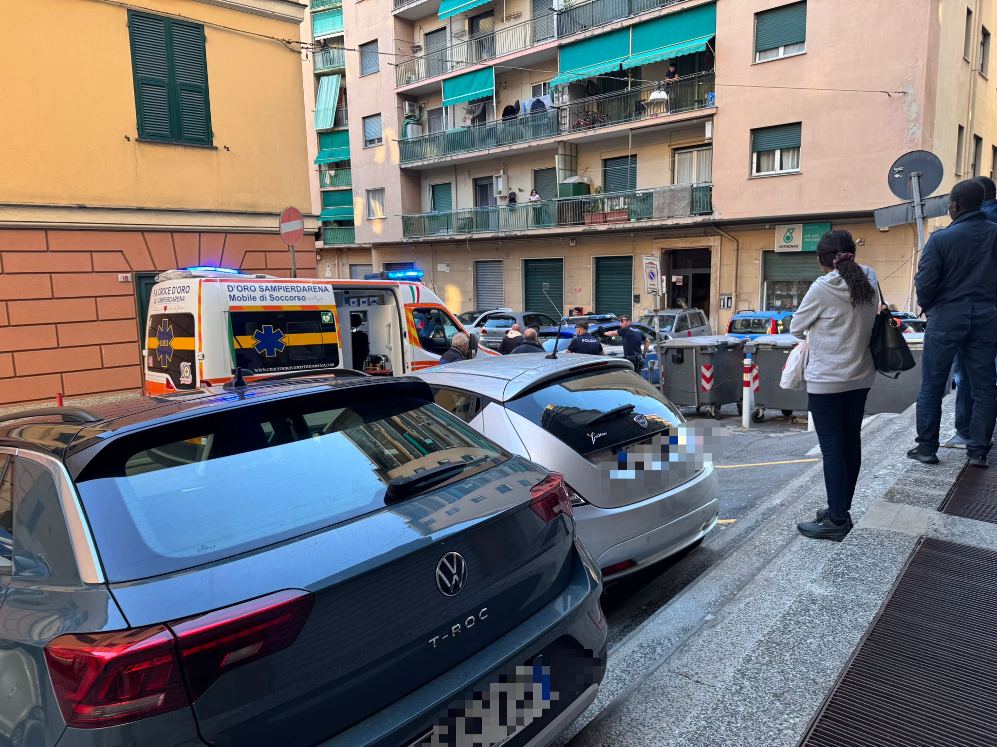 Spruzza spray in faccia a meccanico in officina, denunciato