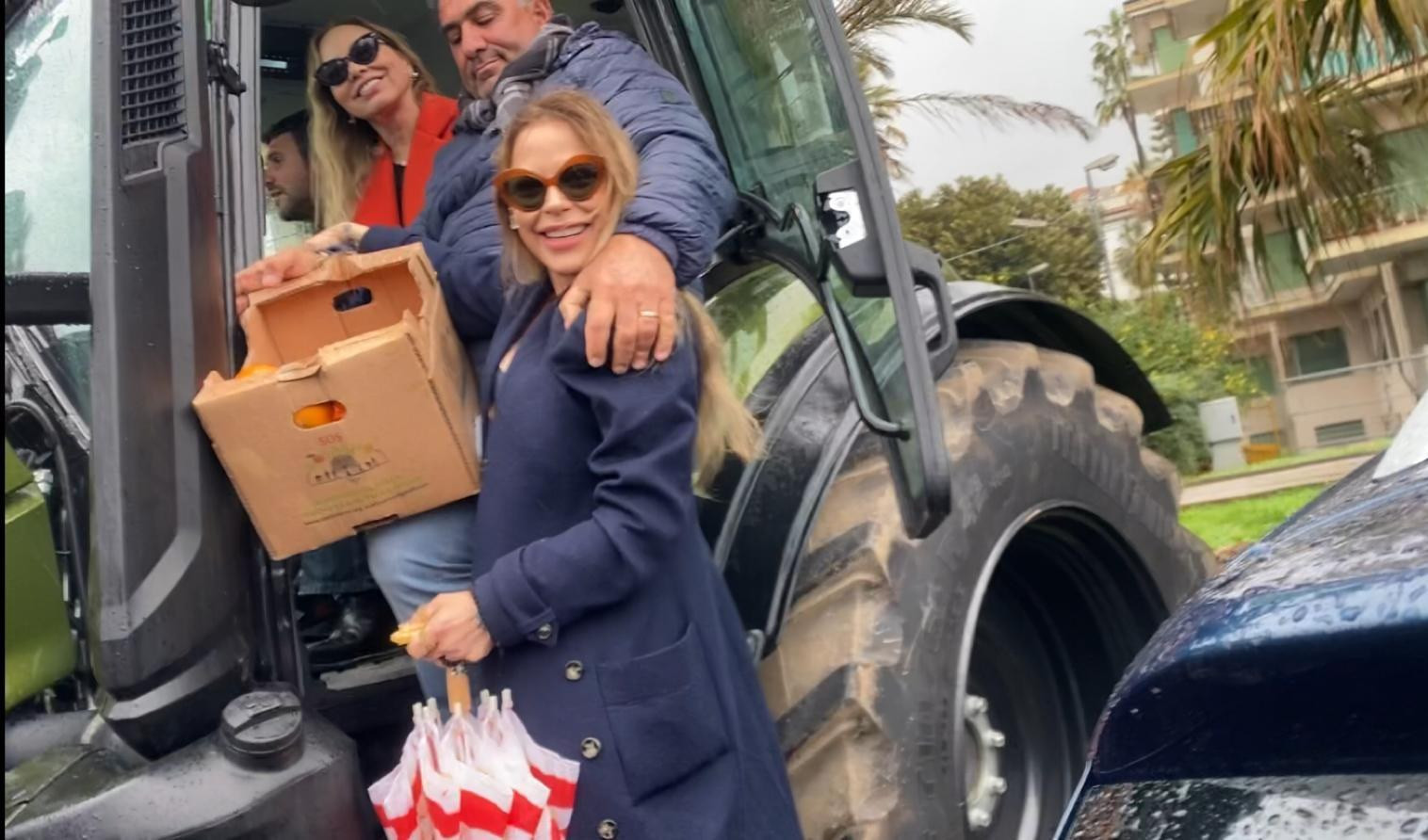 Agricoltori a Sanremo: Ornella Muti sostiene la protesta e sale su un trattore