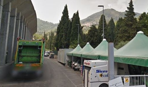 Alassio, in fiamme deposito di carta nei pressi del cimitero