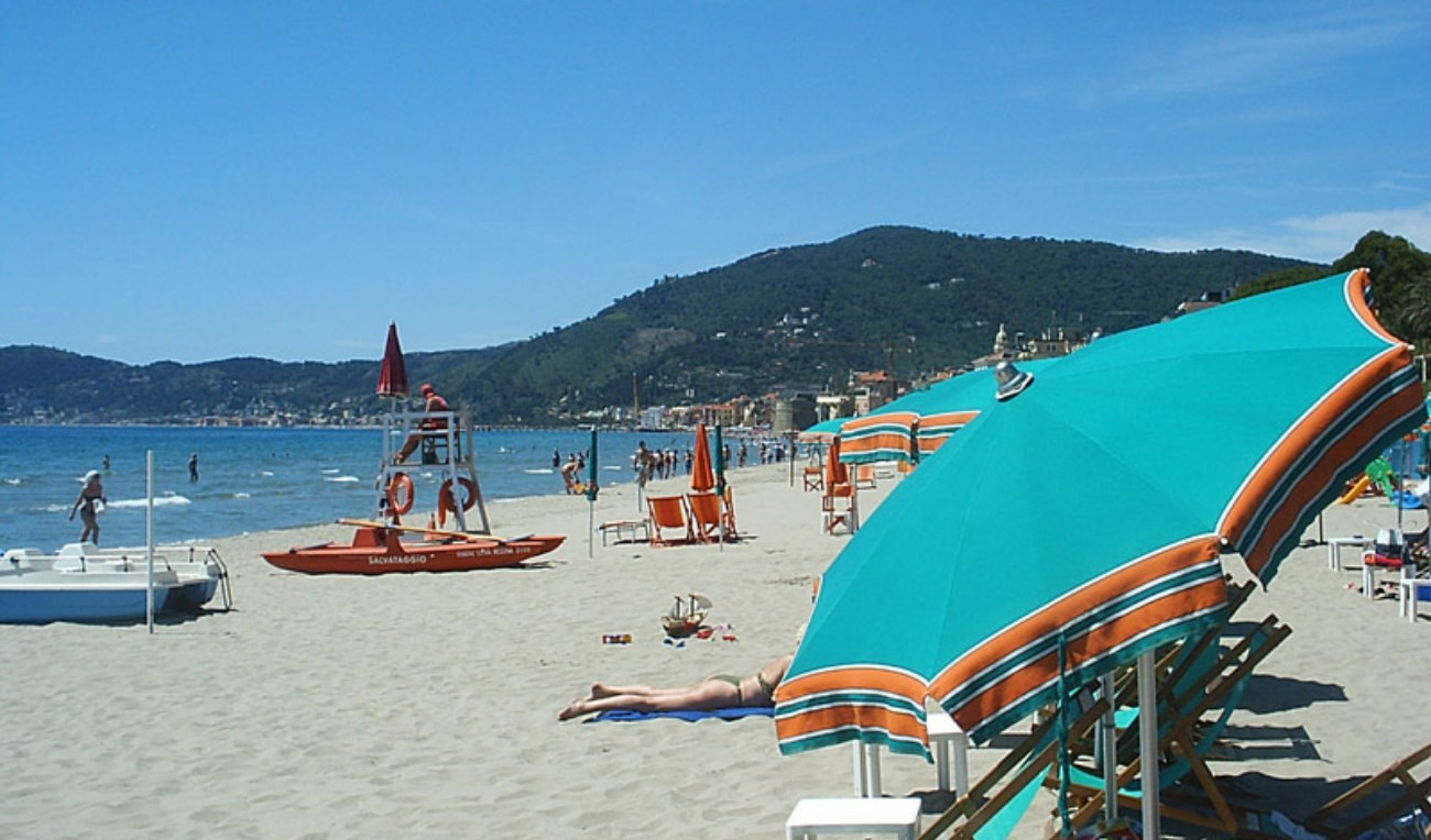 Estate in spiaggia, ad Alassio costa di più affittare l'ombrellone che un bilocale