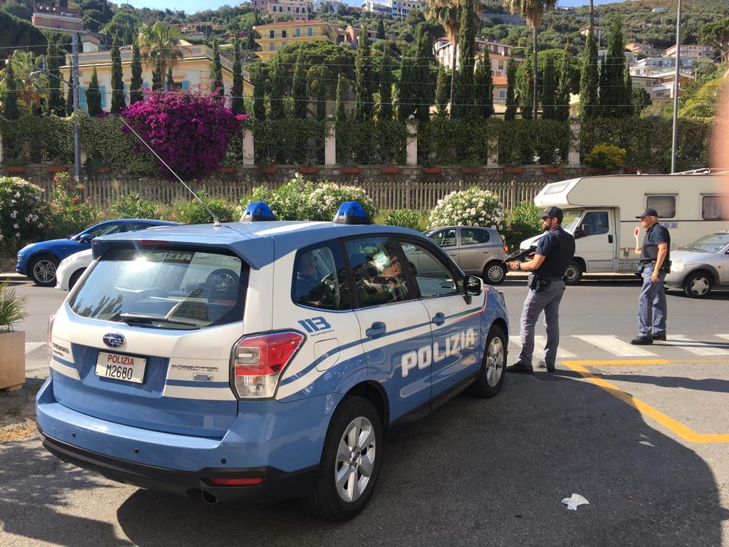 In auto con la droga scappa a piedi: arrestato 