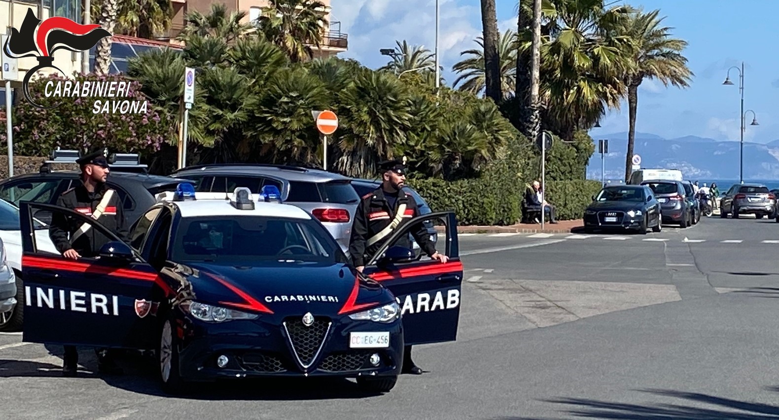 Prende a pugni il vigilante del supermercato che ha appena rapinato: arrestato 22enne