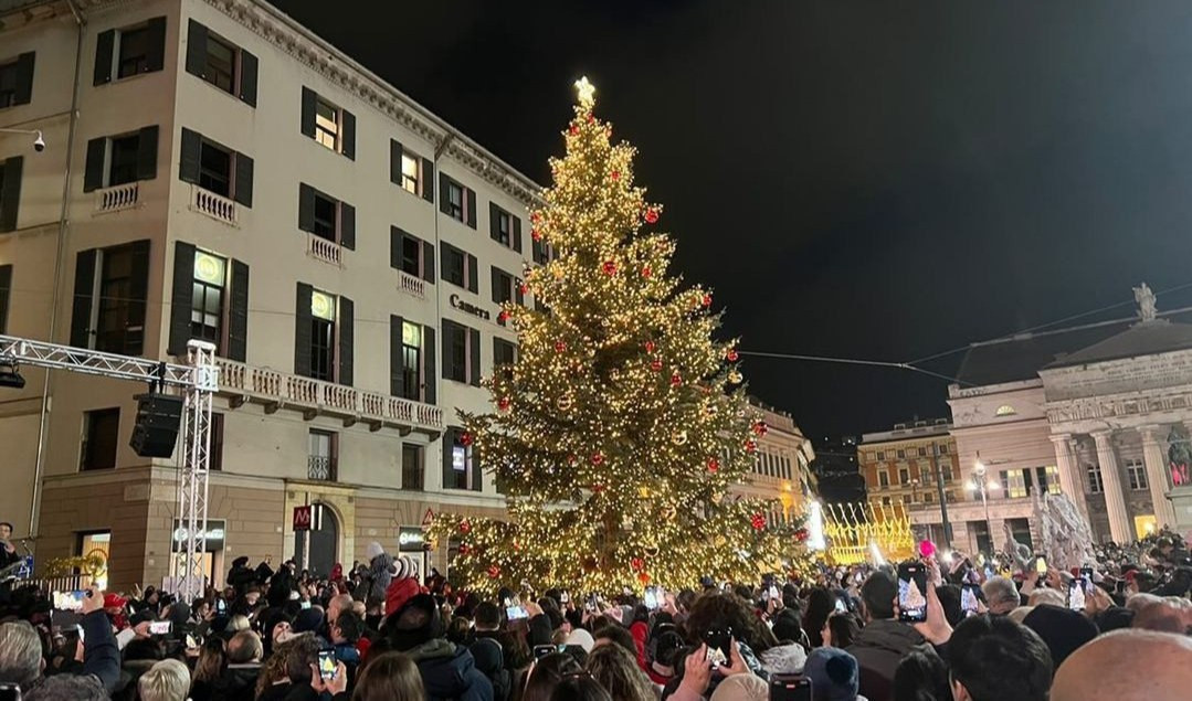 Genova, in migliaia per l'accensione dell'albero di Natale di piazza De Ferrari 