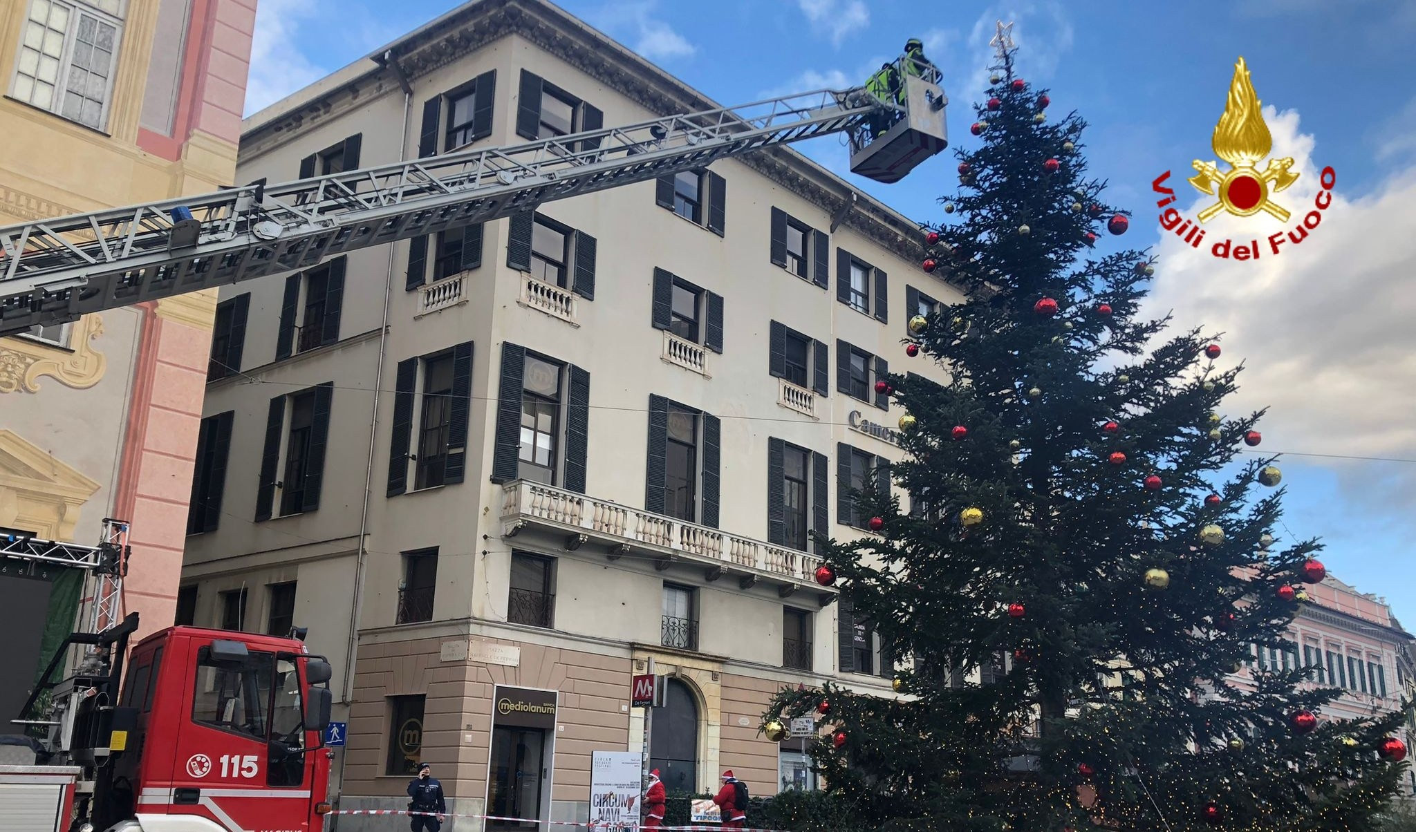 Punta dell'albero di Natale pericolante: intervengono i pompieri