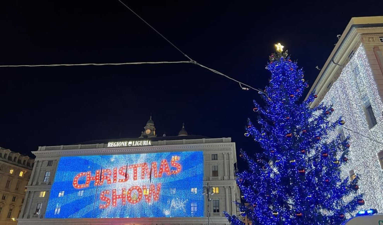 Si accende il Natale di Genova, piazza piena per lo spettacolo di luci e musica