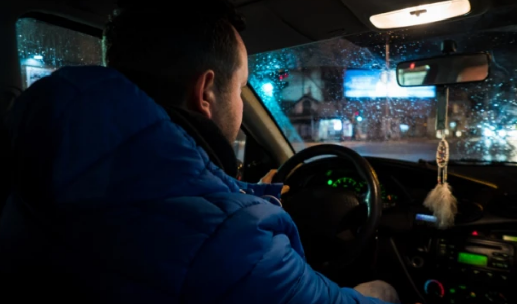 Una mano sul volante, l'altra teneva un gin tonic: fermato rifiuta l'alcol test, denunciato