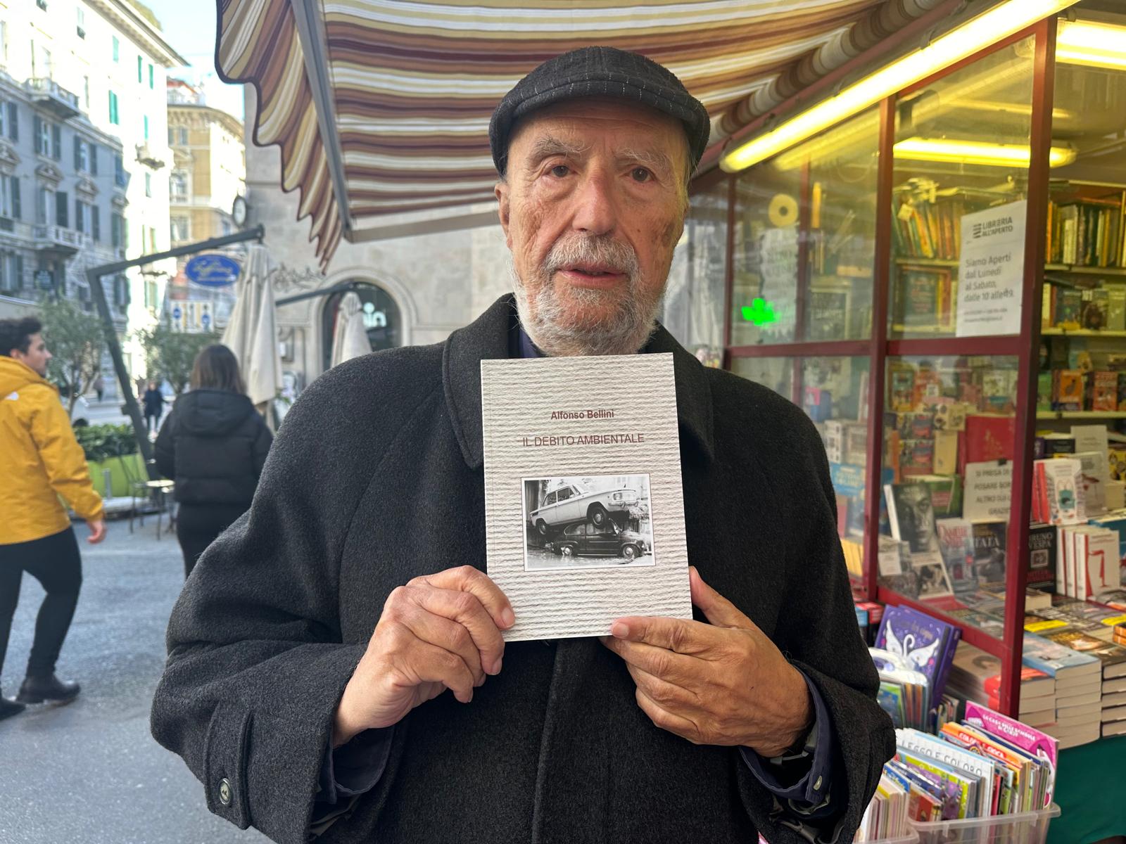 un uomo anziano con un libro in mano