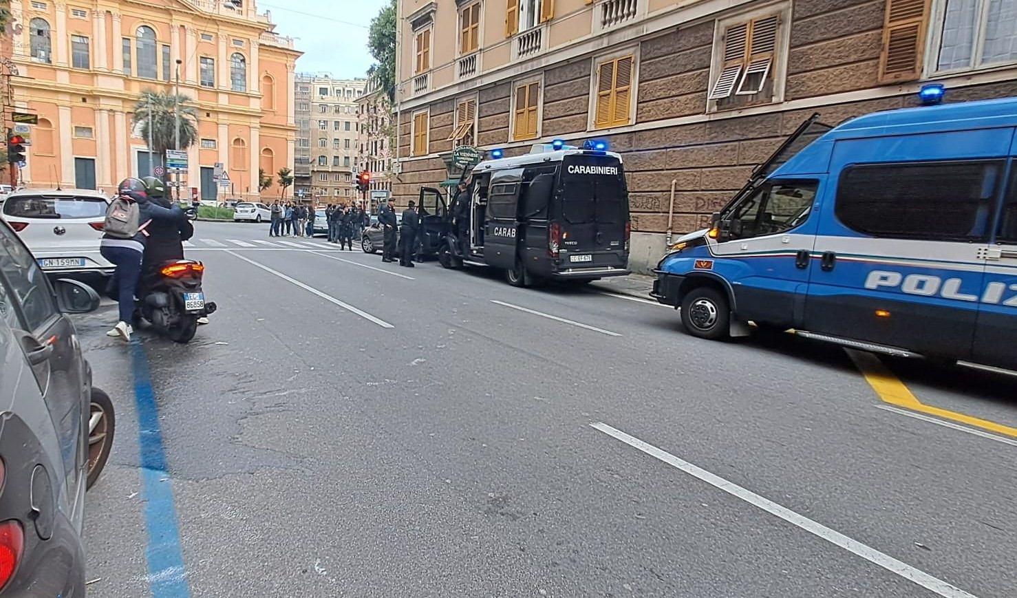 Tafferugli in piazza Alimonda tra genoani e sampdoriani