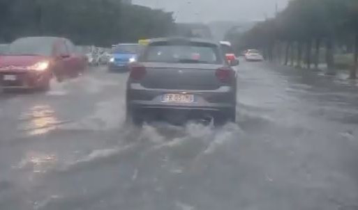 Genova, frana muretto a secco a Quarto. A Pegli sottopasso ancora allagato