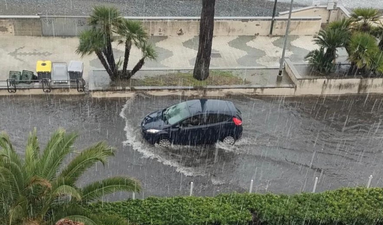 Mareggiata ad Arenzano, al lavoro per mettere in sicurezza la spiaggia