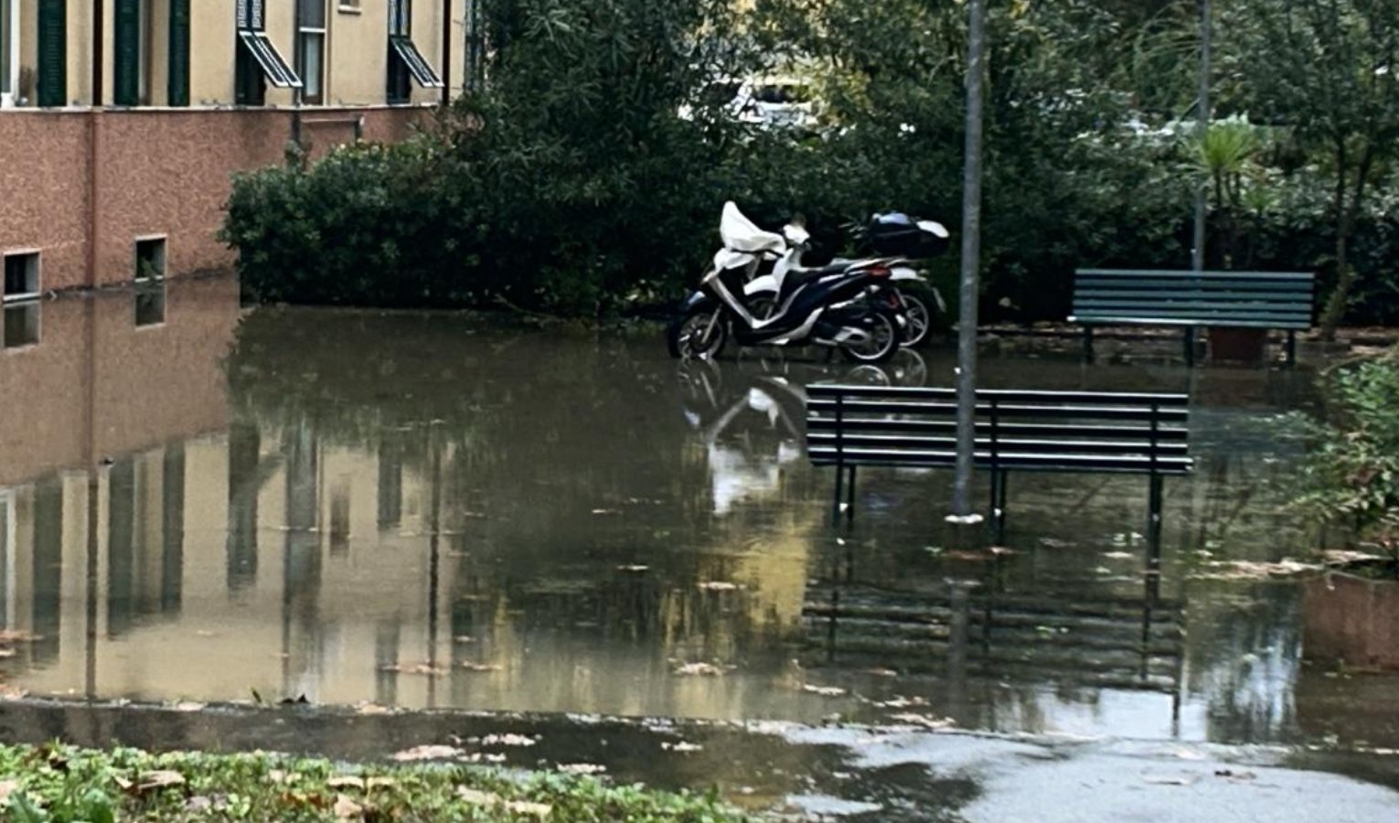 Allerta meteo gialla sul Centro-Levante, temporale alla Spezia: la situazione