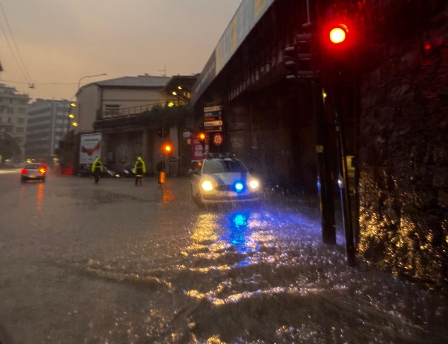 Maltempo, allagamenti nel ponente genovese. Aurelia chiusa per frana, autostrada bloccata a Pra'. Primocanale in diretta