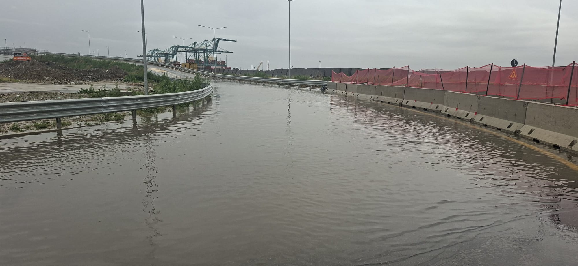 Strada allagata e danni alle auto, lavoratori in stato di agitazione al Psa di Pra'
