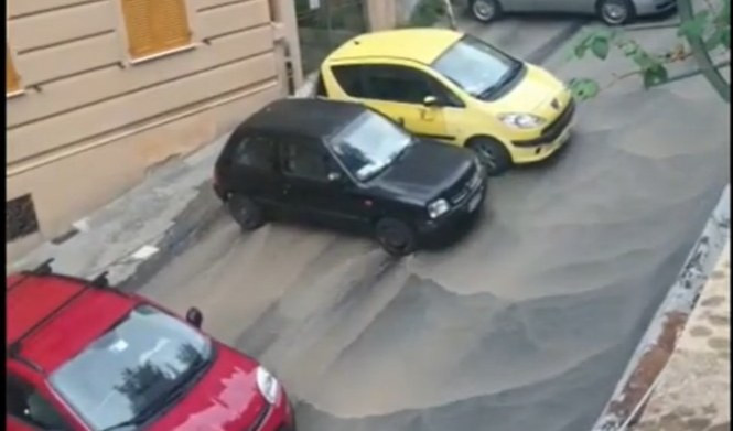 Genova, si rompe una tubatura: l'acqua allaga la strada 