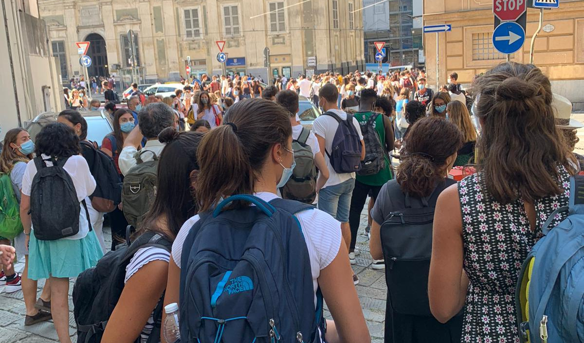 Genova, incendio in un magazzino: evacuati studenti del liceo Colombo