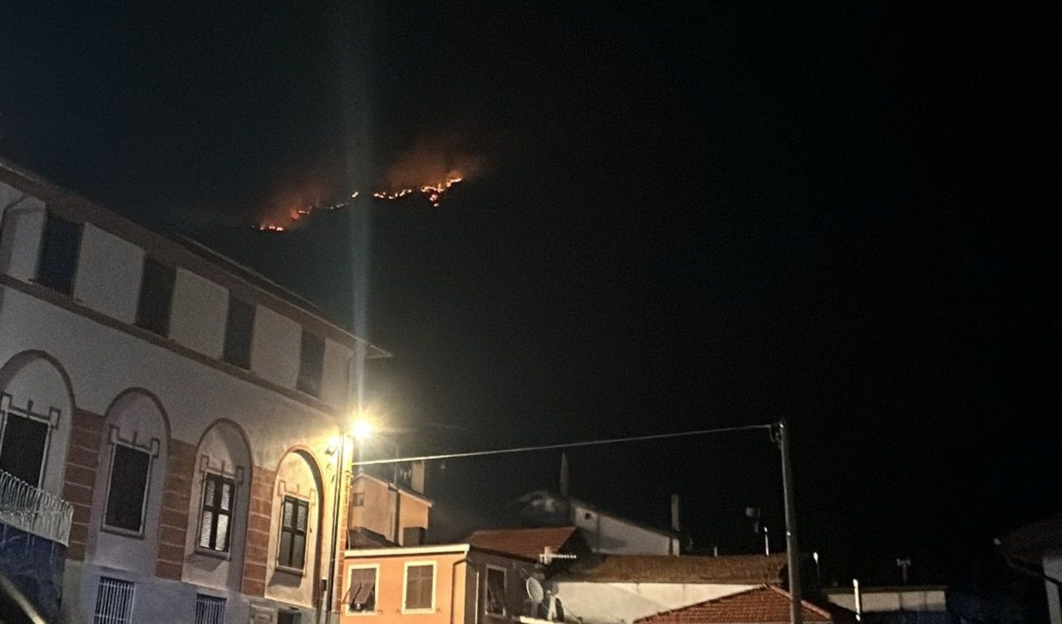 Nella notte ha ripreso a bruciare l'incendio sopra a Varazze: in volo il Canadair