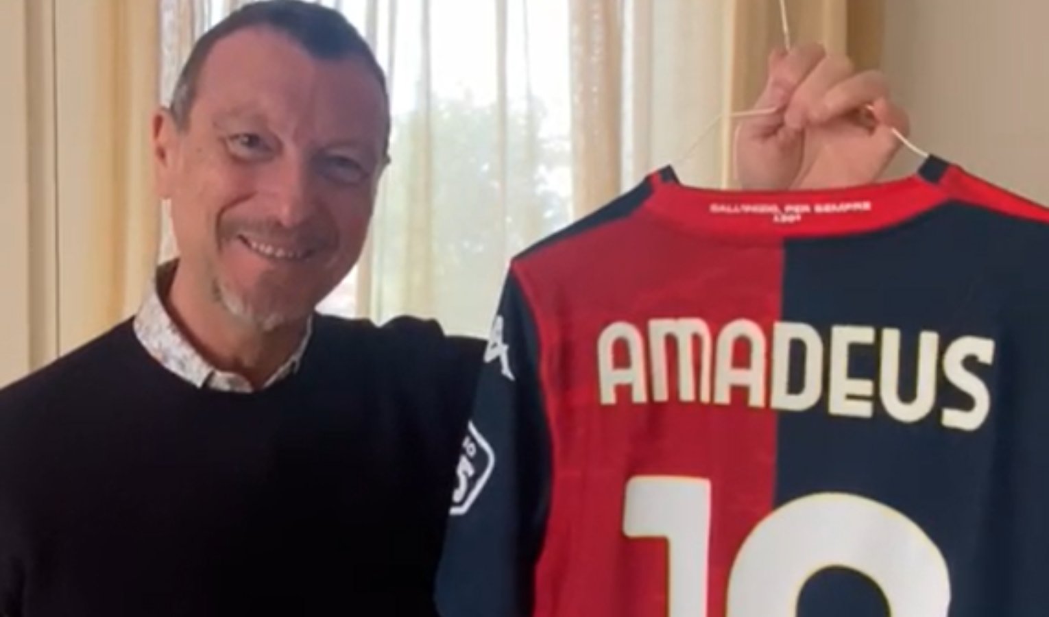 Regalo speciale per Amadeus: in dono la maglia del Genoa