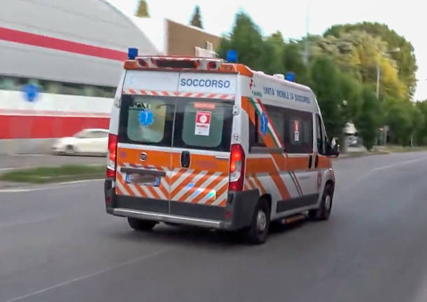 Auto sbanda e si ribalta, un'altra colpisce le moto parcheggiate: paura alla Spezia